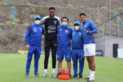 Alexander Domínguez (c) fue uno de los primeros en llegar al país, para unirse a los trabajos de la Tricolor.