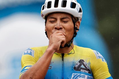 Jonathan Caicedo, luciendo el amarillo, azul y rojo en su uniforme, celebra tras ganar la tercera etapa del Giro de Italia.

 CYCLING-ITA-GIRO-2020-STAGE 3
