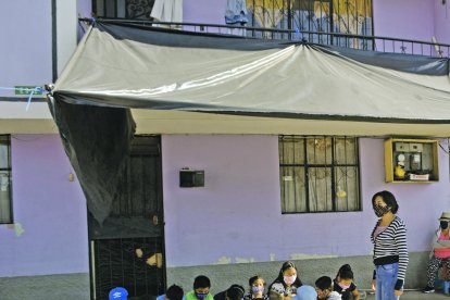 Los niños acuden al aula improvisada de lunes a viernes, en las tardes.