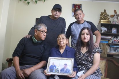 Los tres hijos varones de Manuel viven en España. Ellos querían ver a sus padres celebrar su aniversario, pero no pudieron.