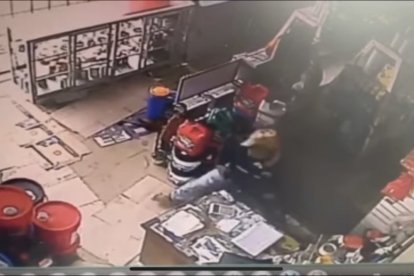 El hombre ha sido captado en varias cintas de seguridad.