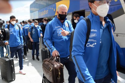 El seleccionador Gustavo Alfaro a su arribo al aeropuerto de Tababela previo al viaje hacia Argentina.

 Quito 06 de Octubre de 2020 Agencia(ag-extra ag-expreso-ag-quito)