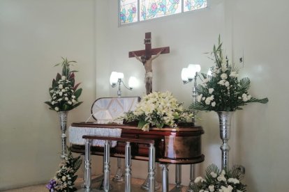 Los restos de Nancy de la Cruz son velados entre sus seres queridos. La mujer tenía 42 años y era madre de tres hijos.