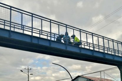 La mujer fue disuadida por agentes de tránsito.