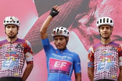 El ciclista ecuatoriano Jonathan Caicedo (c) lució la maglia azzurra durante la quinta etapa del Giro de Italia.