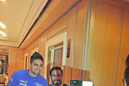 La noche antes del partido Christian Noboa con los zapatos que iba a usar tomándose una foto con un aficionado en el hotel Intercontinental.