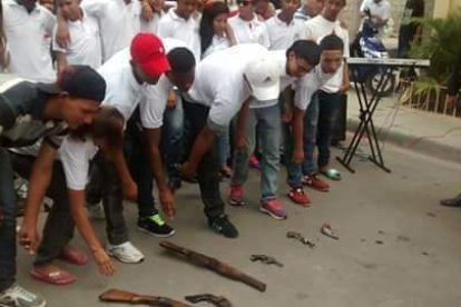 La entrega oficial de las armas que utilizaban los jóvenes, en 2007.