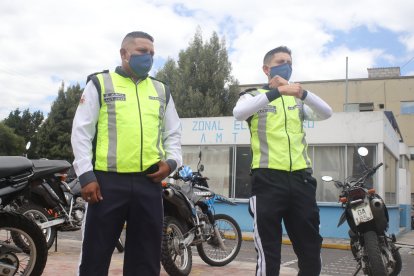 Los agentes explican el momento en el que salvaron a la señora.