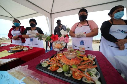 Las mujeres ahora son expertas en la preparación de platos a base de la centolla.