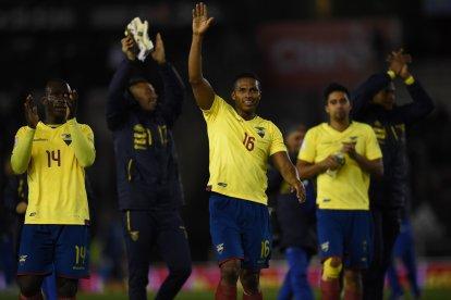 Segundo Castillo (i) estuvo presente en la victoria que Ecuador logró de visita ante Argentina, en octubre de 2015.