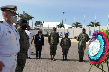 Una ofrenda floral se colocó al pie del monumento a Los Héroes.
