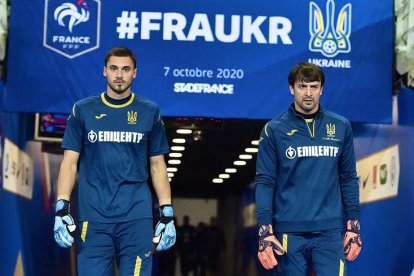 Shovkovskiy (d) tuvo que dejar el retiro a sus 45 años, para ser el segundo arquero de su combinado, en el amistoso ante Francia.