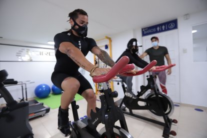 Yamil Inaty (i) y Liss Moncada, instructores de instensive bike, están en un plan de acondicionamiento para recuperar su estado físico.