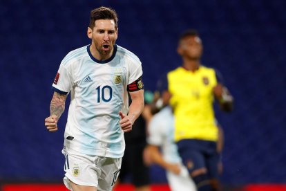 El jugador de Argentina Lionel Messi celebra el tanto que le marcó a Ecuador.