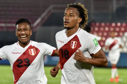El delantero André Carrillo anotó los dos goles de la selección de Perú.