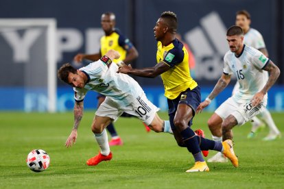 Pervis Estupiñán (6) cubrió a Lionel Messi en el carril izquierdo.
