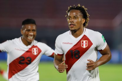 El atacante André Carrillo (18) marcó los dos goles del empate de Perú ante Paraguay.