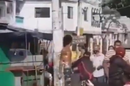 En el suburbio de la urbe, dos ciudadanos fueron amarrados a postes de alumbrado público. Supuestamente cometieron un asalto en una casa cercana.