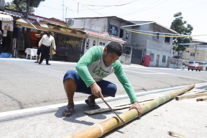 En la 45 y la B, los moradores preparaban el palo ensebado para festejar a la urbe. También hubo un torneo de indor.