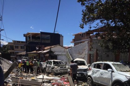 La explosión provocó daños dentro de la vivienda en donde se originó la desgracia y también en los alrededores.