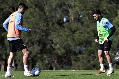 El delantero Diego Rossi (d) recién se sumó a la celeste el miércoles pasado.