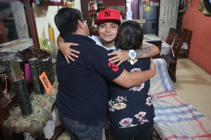 El joven y sus padres llevan una buena relación. Ellos lo respetan y lo aceptan.
