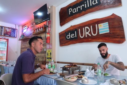 Daniel Viteri y Gonzalo Mastriani, al final degustaron de la parrillada que ellos hicieron.