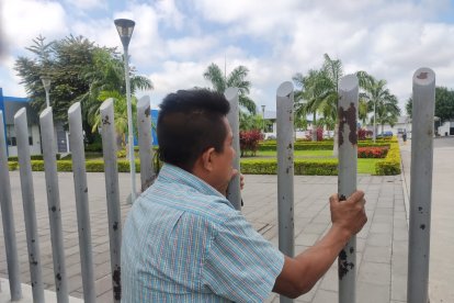 Xavier Mite esperaba a que otros conocidos del difunto retiren el cadáver, mientras recordaba a su amigo con tristeza.