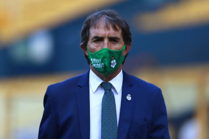 Guillermo Almada, ex entrenador del Barcelona de Ecuador y ahora del Santos de México.