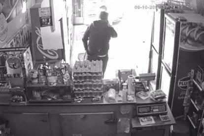 Un hombre finge hablar por teléfono mientras supuestamente roba en una tienda.