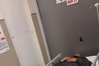 El joven  baleado en la pierna se recupera en una casa de salud.