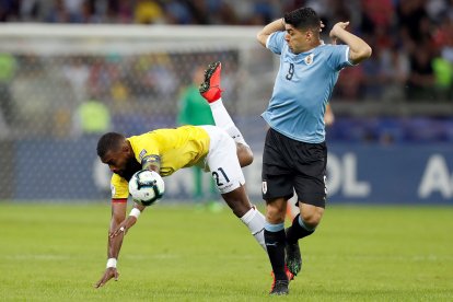 Luis Suárez (d) de Uruguay disputa un balón con Gabriel Achilier de Ecuador durante el partido Uruguay-Ecuador del Grupo C de la Copa América de Fútbol 2019, uno de los últimos duelos disputados. Este martes 13 de octubre ambas selecciones vuelven a rivalizar.
