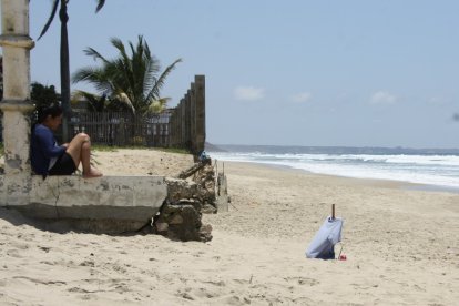 La camiseta que cargaba Abraham González fue puesta sobre una cruz en la playa de Cadeate.