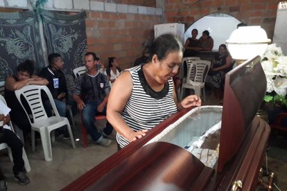 Los deudos no se explican cómo Cristian Abel Flores Vera fue a parar al pozo.