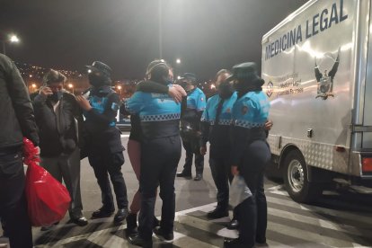 La familia y los compañeros del agente asesinado lloran su partida afuera del Hospital IESS Quito Sur.