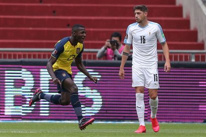 Moisés Caicedo y su gol ante Uruguay.