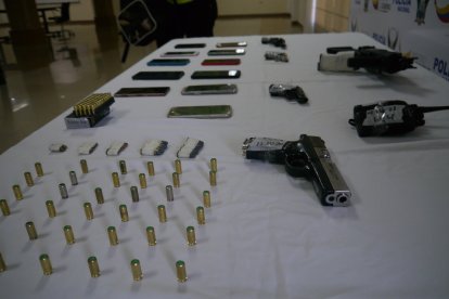 Armas, municiones y radios incautadas a los sospechosos en el sector de Cisne 2.