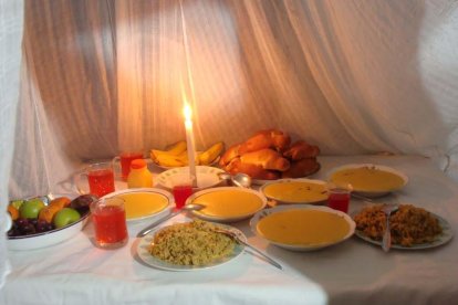 La mesa de los difuntos lleva manteles blancos y platillos como seco de gallina, natilla, bollo, pan de muerto...