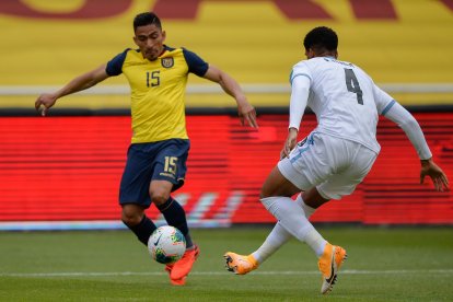 Ángel Mena frente al uruguayo Ronald Araujo en el partido jugado en el estadio Rodrigo Paz Delgado.