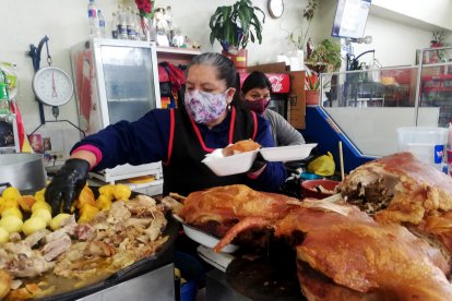 Toda una ‘chef de oficio’ es Mercedes Mora, experta en la preparación del hornado.