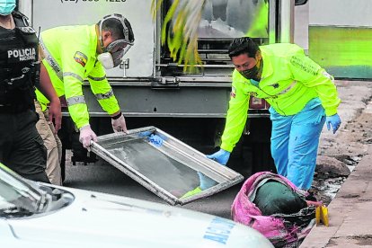 Un cadáver dentro de un saco fue hallado en el bloque 11 de Bastión Popular, norte porteño.