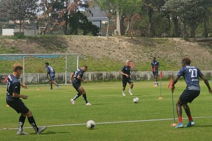 Los puros criollos enfatizaron sus trabajos en consolidar la defensa y mejorar la definición de sus jugadores ofensivos.