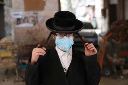 Referencial. Un hombre judío es sorprendido sin su mascarilla en Nueva York.