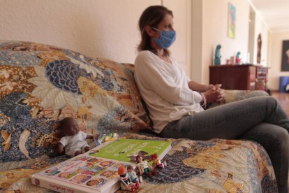 Valérie ahora vive con una amiga en su departamento del norte de Quito. Con ella recorre la ciudad buscando a la niña.