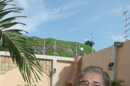 Dr. Bosco Mendoza con la pelota su pasión de toda la vida.