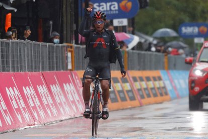 El ciclista ecuatoriano en la cúspide celebrando con el champán de los ganadores de etapa del Giro de Italia 2020.