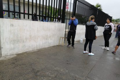 Afuera de la morgue de Quevedo los deudos lamentaban el asesinato de Anderson Andrade.