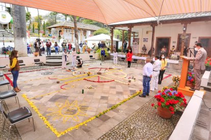 El yachac Antonio Sambonino invocó a estar en armonía con los elementos de la naturaleza.