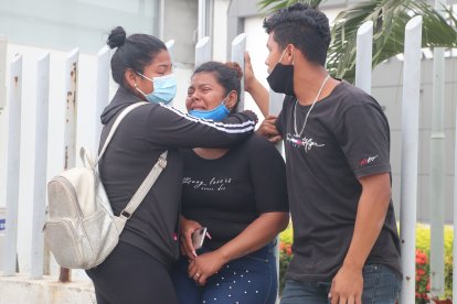 Familiares de la víctima acudieron al Laboratorio de Criminalística.