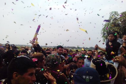 No pudo faltar el trago durante el velorio y caravana hacia el cementerio de la localidad.